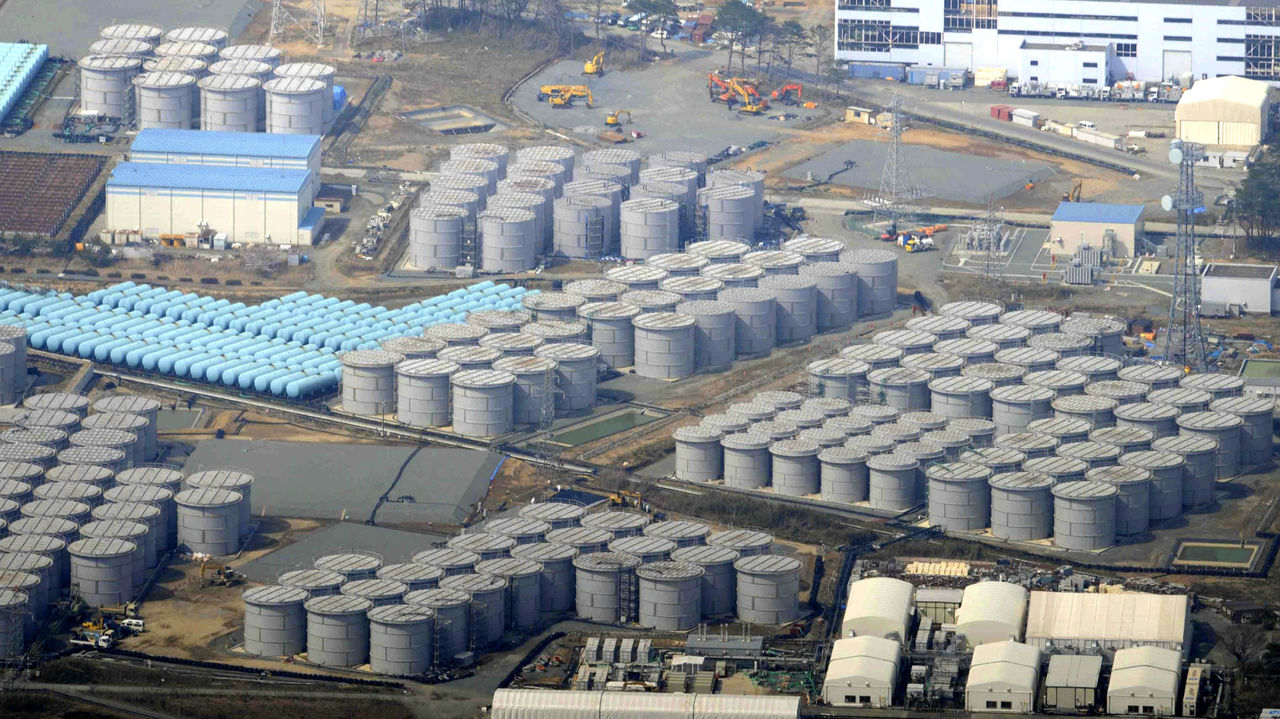 Enormi cisterne piene d'acqua contaminata da trizio, nei pressi della centrale di Fukushima.