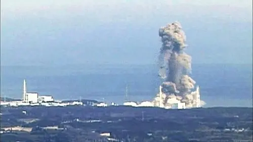 Il momento dell'esplosione del reattore 3, ripreso da una telecamera di sicurezza distante.
