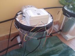 Altro upgrade: ossigenatore Hailea AC0-9602 a 2 uscite da 7,2L/min. L'altra scatola bianca è un prototipo di sistema di monitoraggio Wi-Fi realizzato con un ESP8266