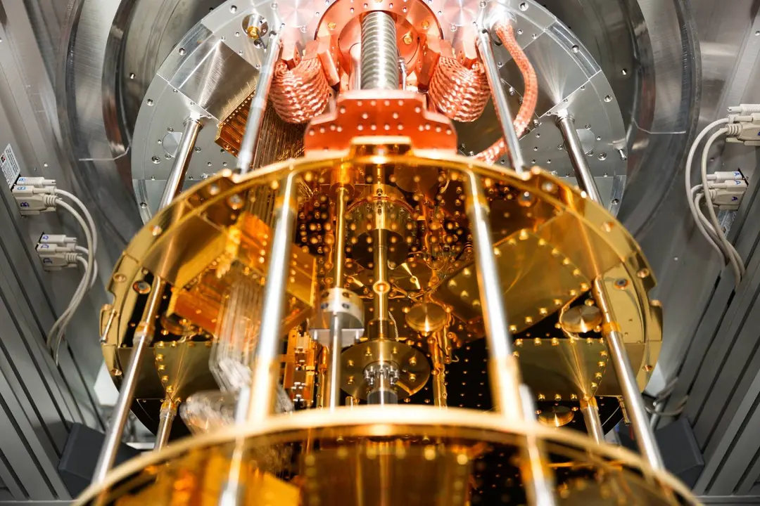 Un computer quantistico a cui è stata rimossa la copertura. Un computer quantistico a cui è stata rimossa la copertura.
