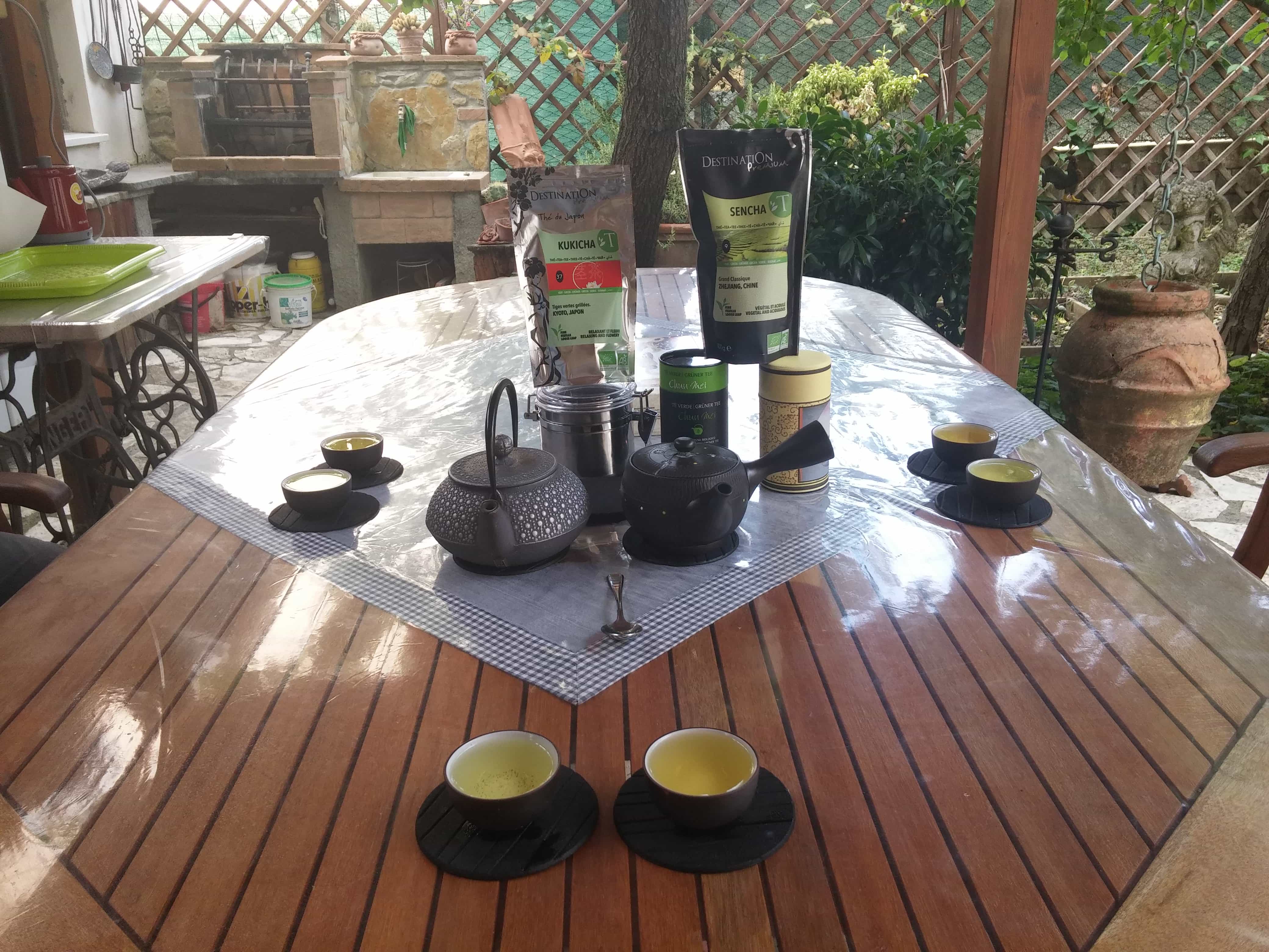Degustazione di tè verde. Ognuno dei 3 degustatori ha 2 tazzine da assaggiare: in quella a sinistra c'è del kukicha, mentre in quella a destra c'è il sencha cinese.