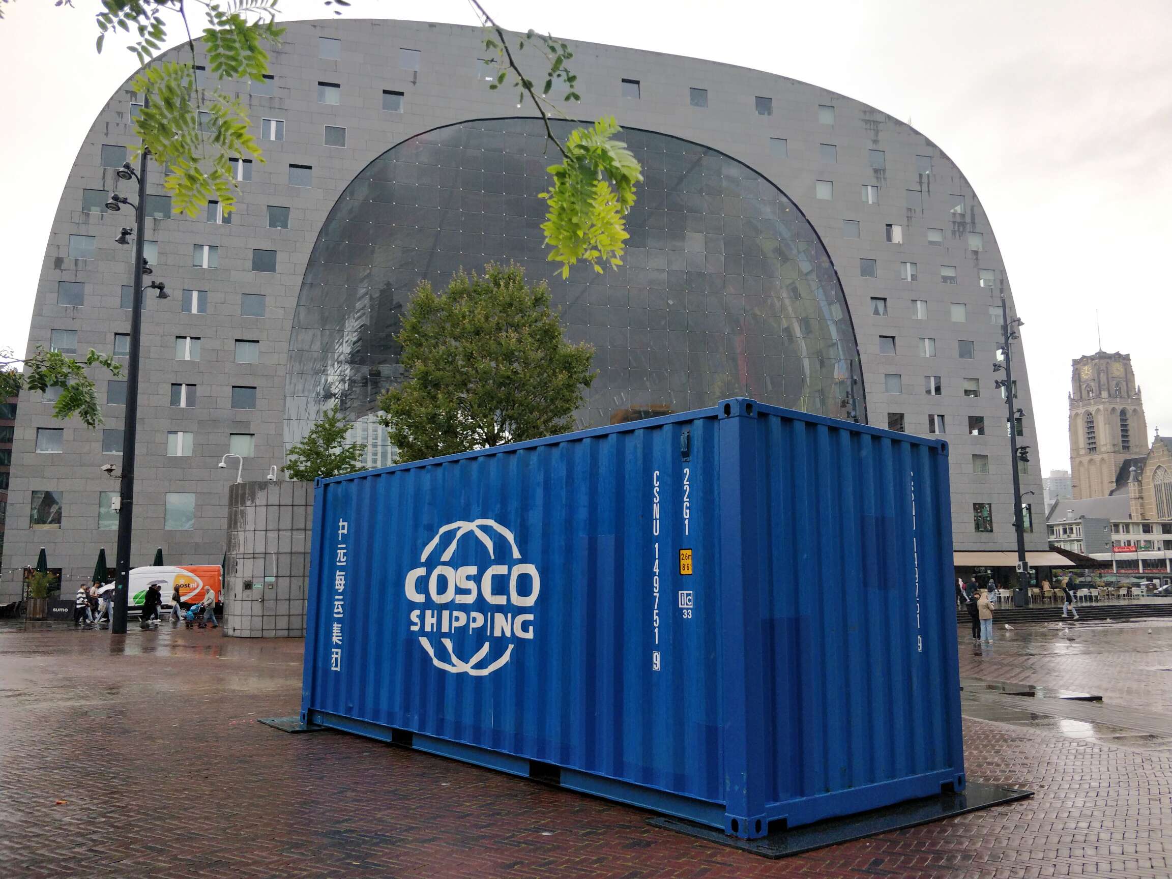 Foto del mercato centrale coperto di Rotterdam (Markthal), con in primo piano un container della azienda cinese COSCO Shipping. In effetti il cibo asiatico è ottimo a Rotterdam! Foto del mercato centrale coperto di Rotterdam (Markthal), con in primo piano un container della azienda cinese COSCO Shipping. In effetti il cibo asiatico è ottimo a Rotterdam!