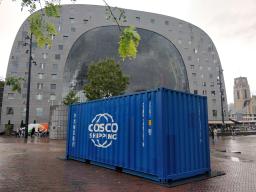 Foto del mercato centrale coperto di Rotterdam (Markthal), con in primo piano un container della azienda cinese COSCO Shipping. In effetti il cibo asiatico è ottimo a Rotterdam!