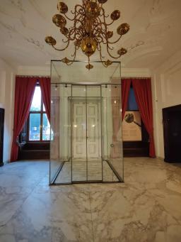 Ascensore di vetro presente all'interno del Mauritshuis. Costruito in modo da minimizzare l'impatto sull'edificio storico esistente.