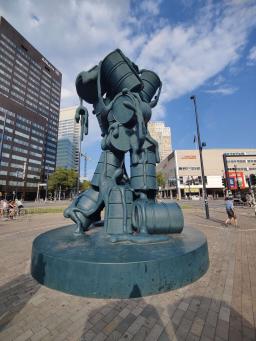 A Rotterdam ci sono strane statue... Questa rappresenta l'impeto della vita che fiorisce... ehm... no questa rappresenta l'oro nero o forse i liquami radioattivi. Che bello sedercisi proprio sopra!