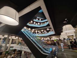 Interno della biblioteca pubblica di Rotterdam.